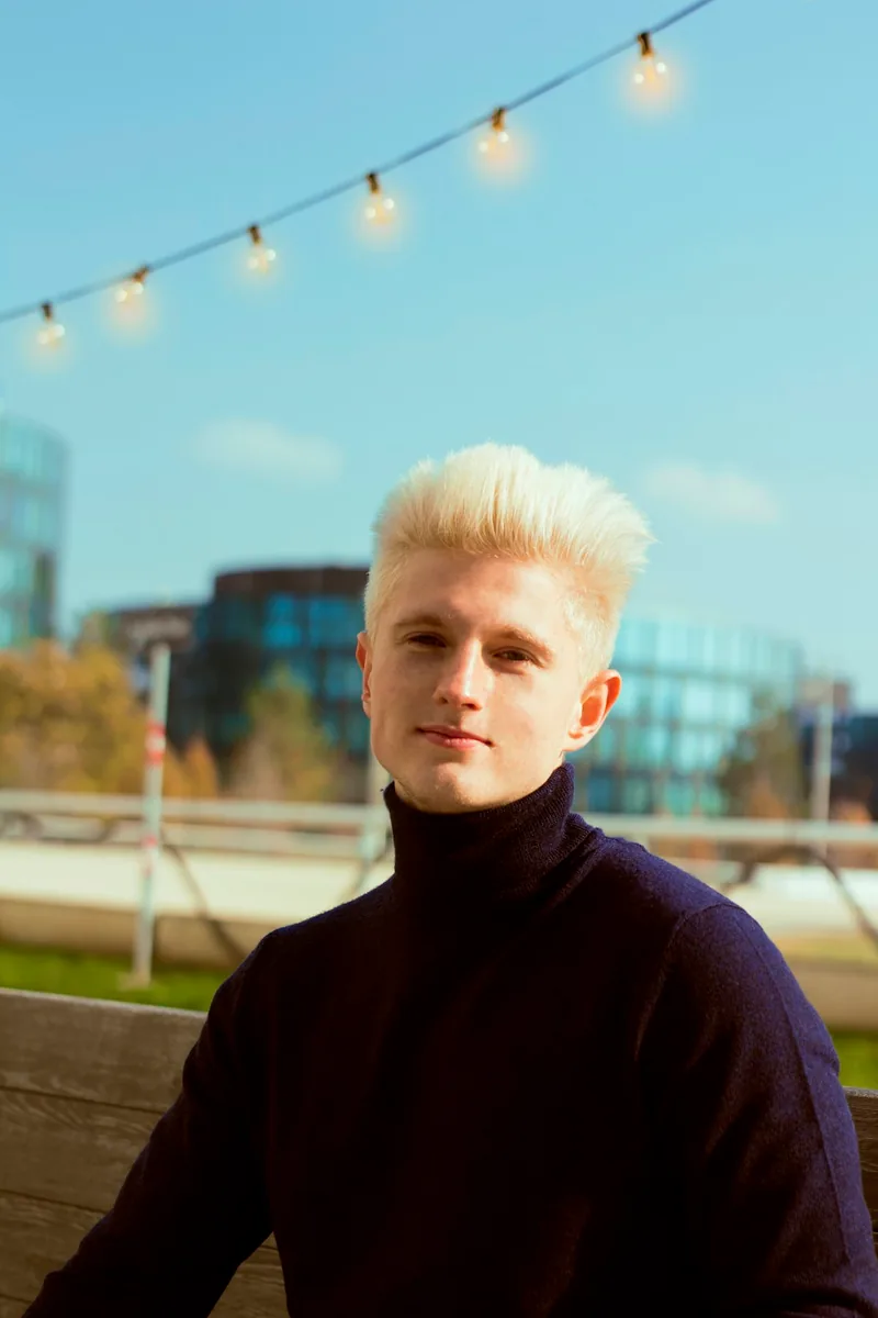 Hombre con el pelo teñido de color platinado